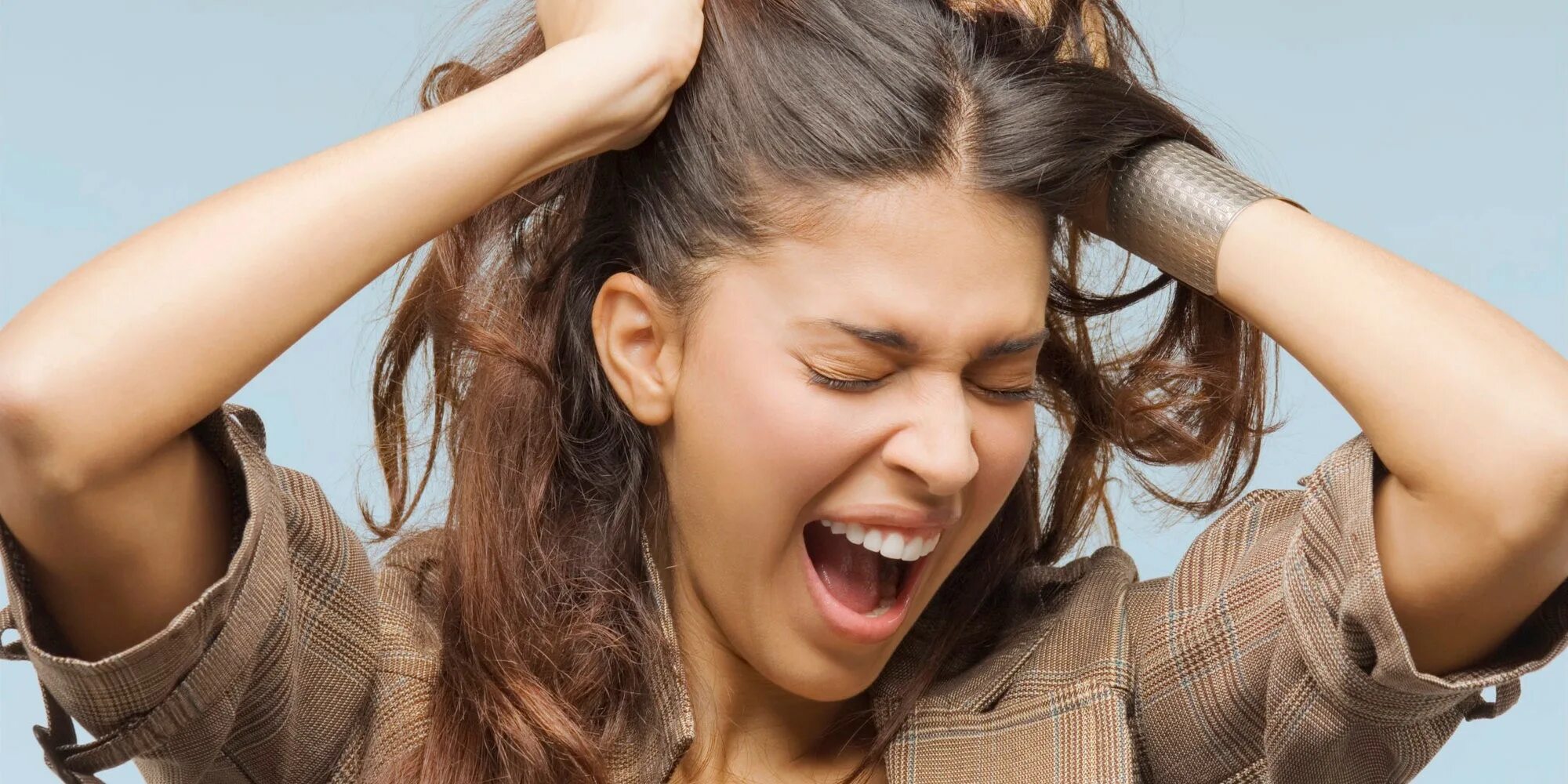 Редкие волосы. Жирные волосы. Девочка в венке из цветов. Девочка с цветами на голове. Венок на голову.