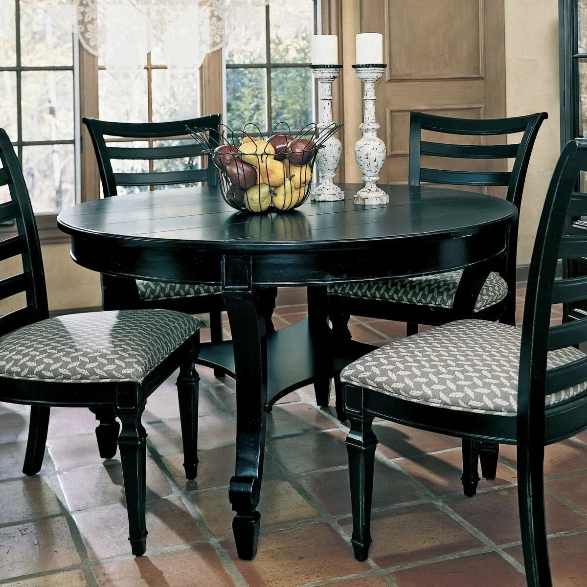 Кухонный стол стулья круглый. Круглый стол ORDT-d6060-SPR. Столы и стулья для кухни. Кухонный стол и стулья. Круглые кухонные столы и стулья.