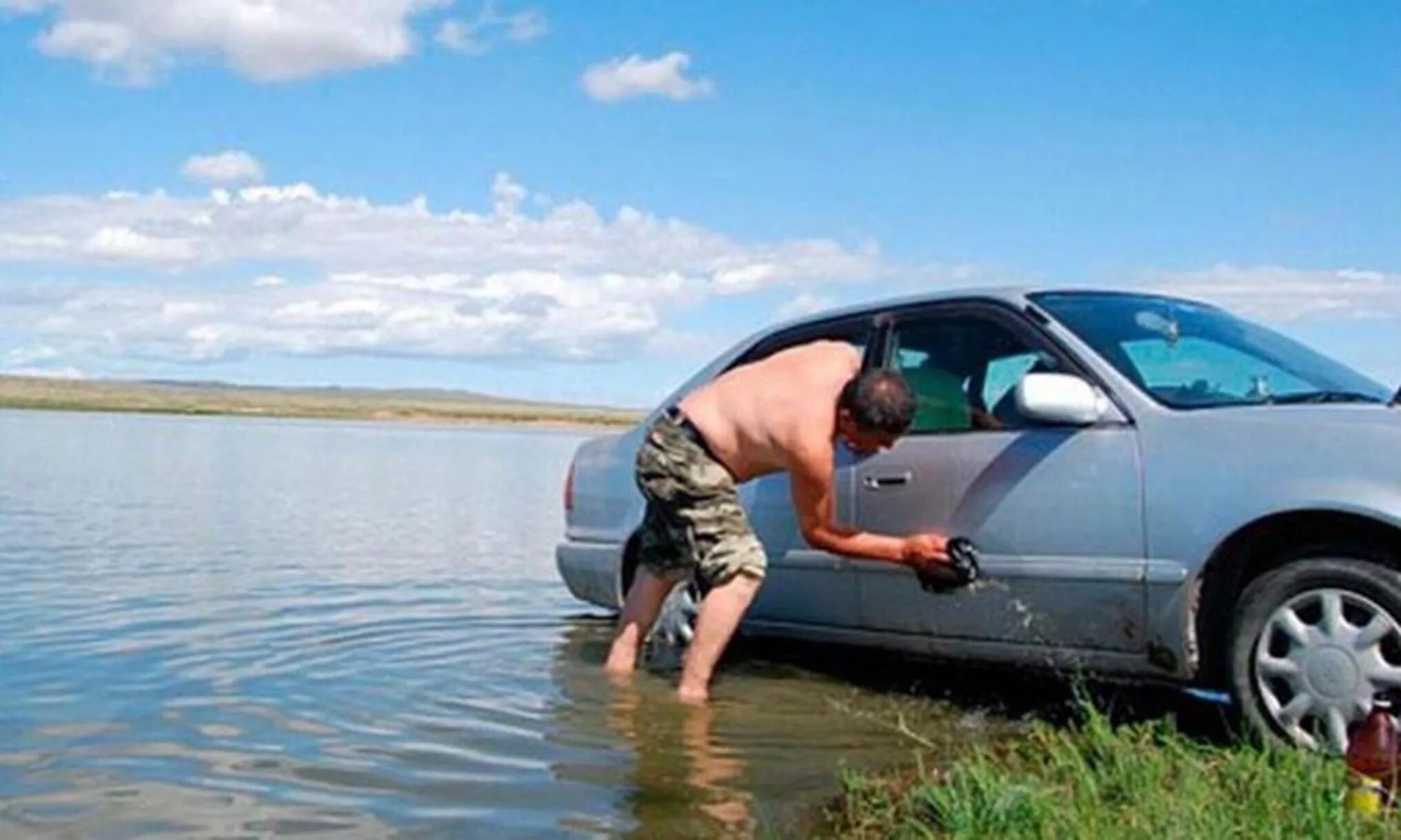 Откуда в машине вода. Мытье машин у водоемов. Мытье машины в реке. Мойка машин у водоемов. Мытье машин на берегу реки.