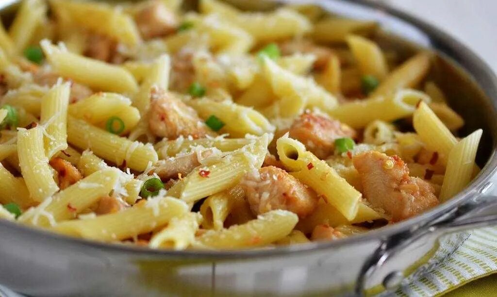 Приготовление курицы макароны. Макароны с курицей. макароны с сыром и курицей. макароны с сыром и мясом. макароны с курицей на сковороде.