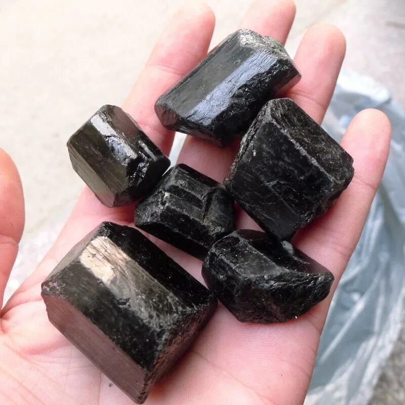 Натуральный черный турмалин. Black tourmaline. Кристалл черного турмалина. Кристалл черного турмалина. Черный турмалин необработанный.