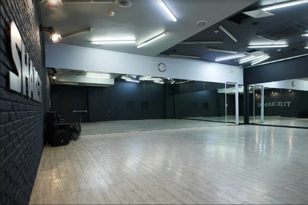 Зал танец школа. Танцевальная студия. Стильные танцевальные залы. Хореографический зал. Интерьер танцевального зала.
