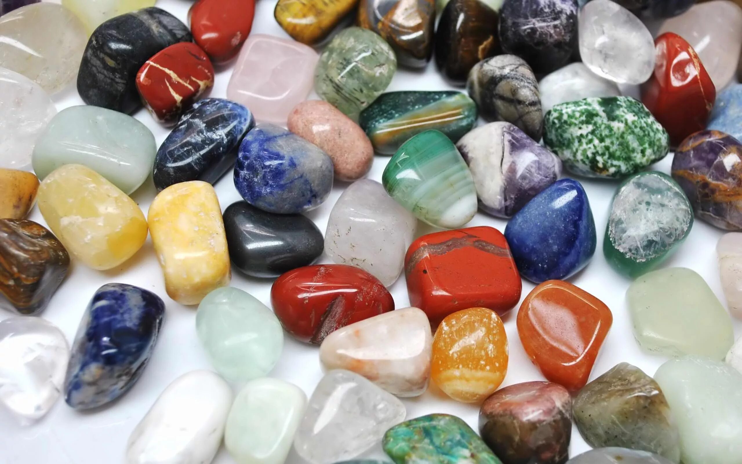Самоцветы поделочные камни. Разноцветные камни. Поделочные цветные камни. Цветные полудрагоценные камни.