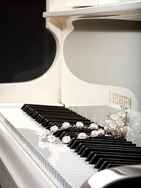 Клавиши белого рояля. Пианино. Красивое пианино. Белое пианино. Пианино шикарное.