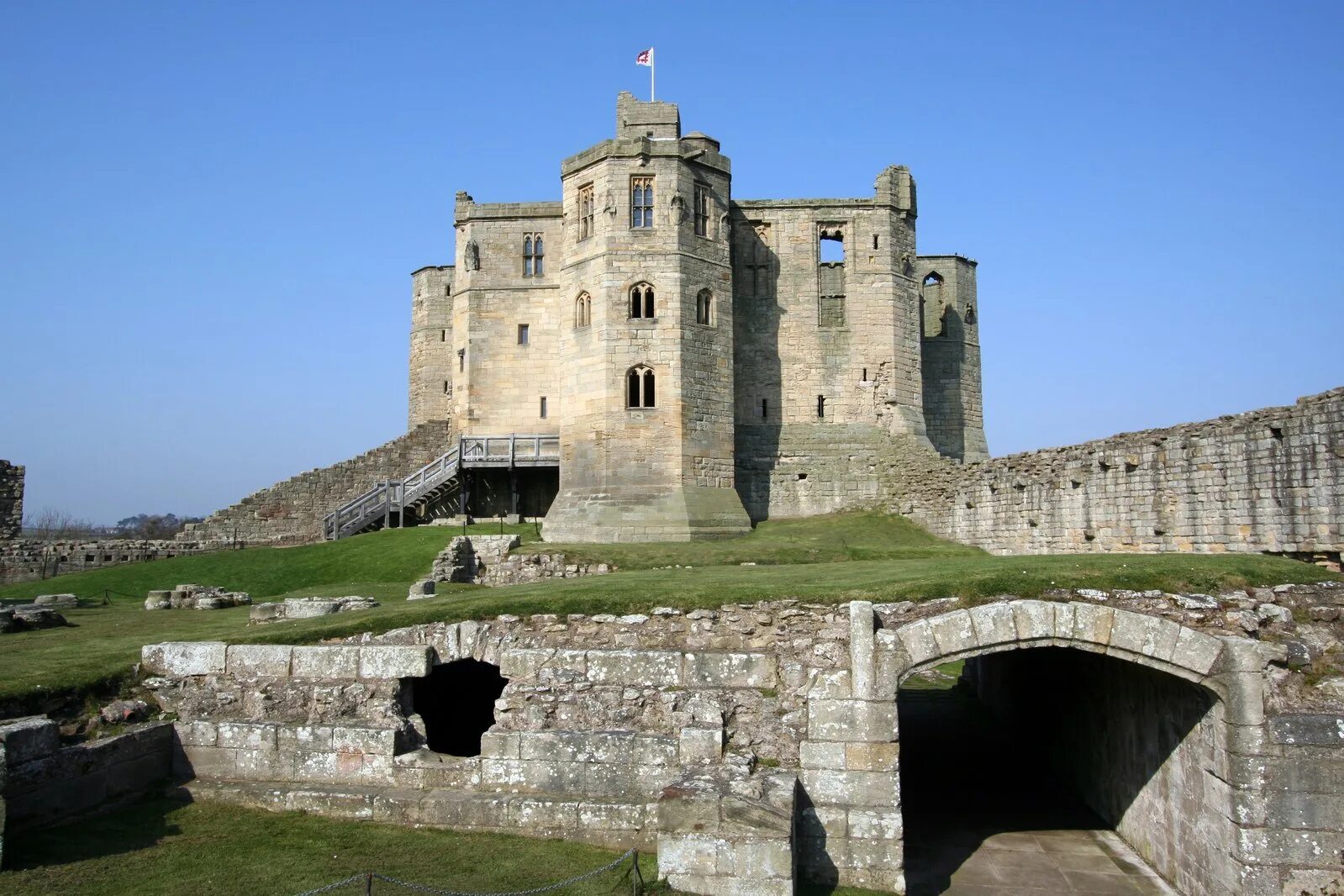 Castle pictures. Замок Уоркуэрт Англия. Замок Бодиам Англия романский стиль. Замки феодалов средневековья. Замок крепость романский стиль.