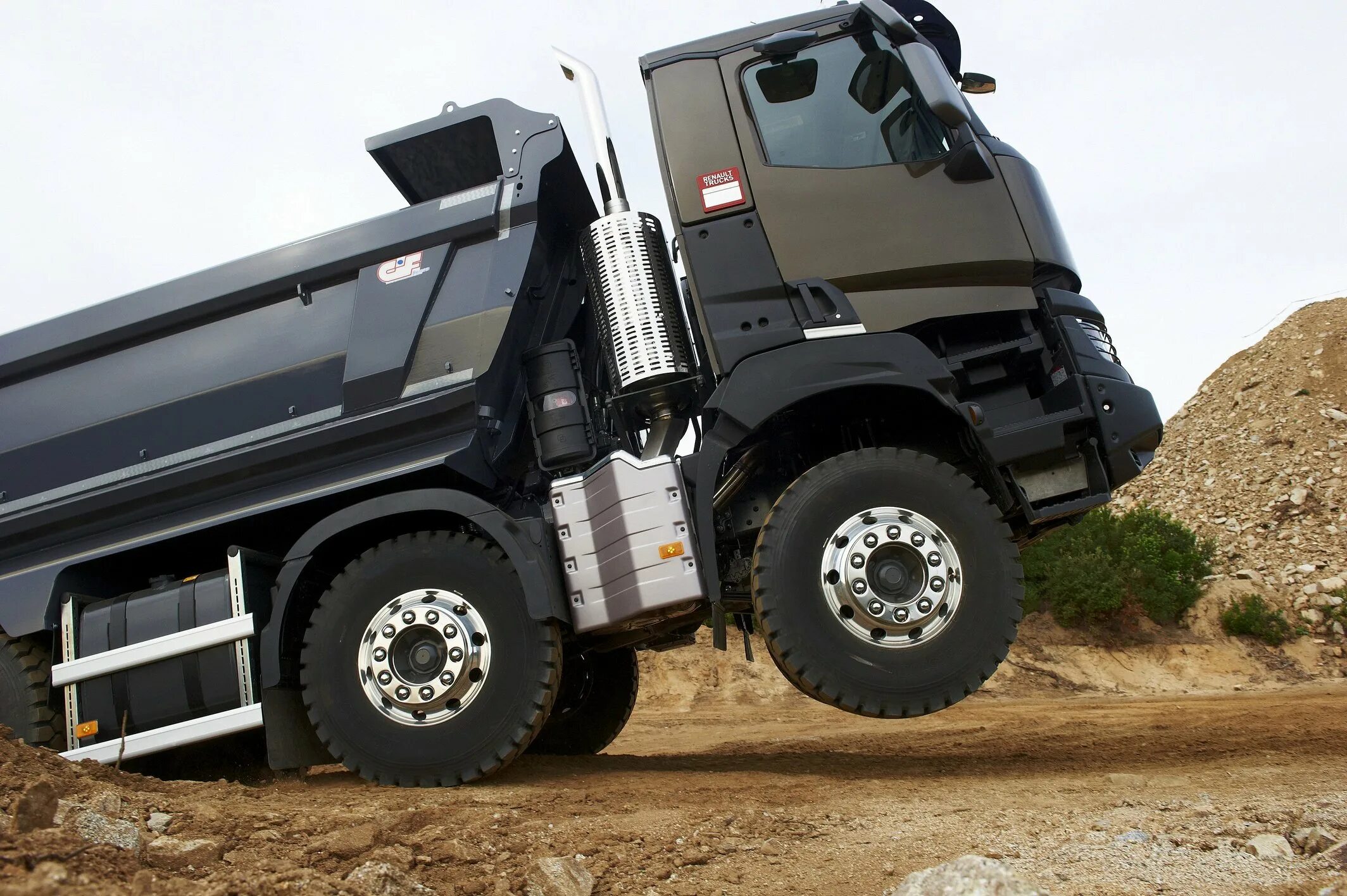 Самосвал renault. Renault Trucks самосвалы. Рено т четырехосный самосвал. Самосвал Renault k 480 четырехосный. Рено самосвал 8х8.