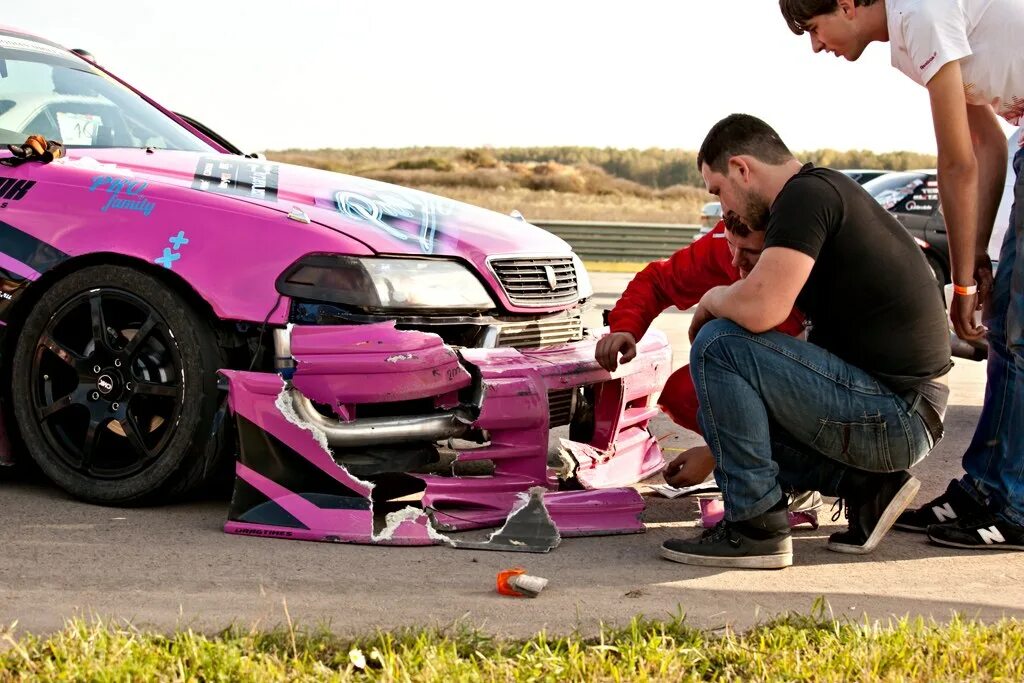Look that car over there crash. Тойота Марк 2 90 корч. Дрифт корч Марк 2 100 розовый. JDM Toyota Mark 2 Drift. Марк 2 100 дрифт корч.