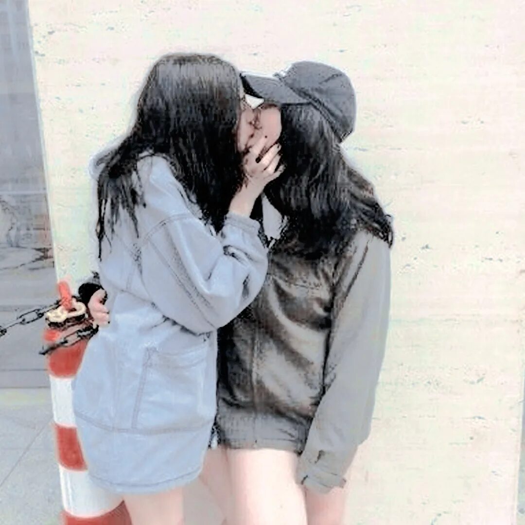 Девушка целовалась с подругой. Парные авы для подруг. Кореянки подруги обнимаются. Парная ава для подруг кореянки. Парная ава для подруг.