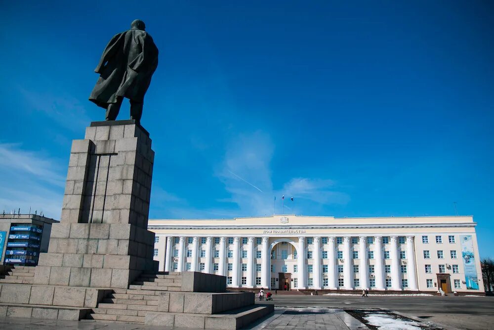 Чем известен ульяновск. Памятник Ленину в Ульяновске. Ульяновск памятник Ленину на площади. Ульяновск площадь города. Примечательности в Ульяновске.