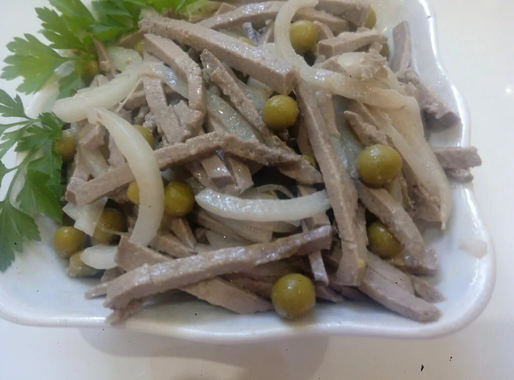 Желудки с маринованным луком салат. Салат с пупками. салат из пупков куриных. салат с куриными желудками. салат из куриной печени с зеленым горошком.