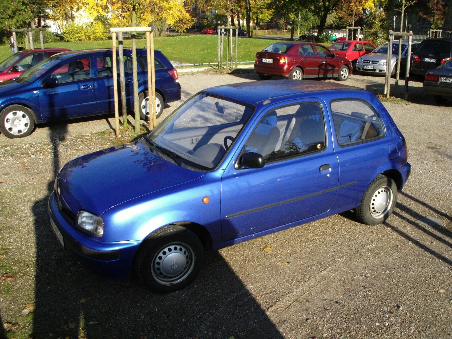 Маленькая синяя машина. Nissan Micra k11. Ниссан Микра синий. Nissan Micra 1993. Nissan Micra 1991.