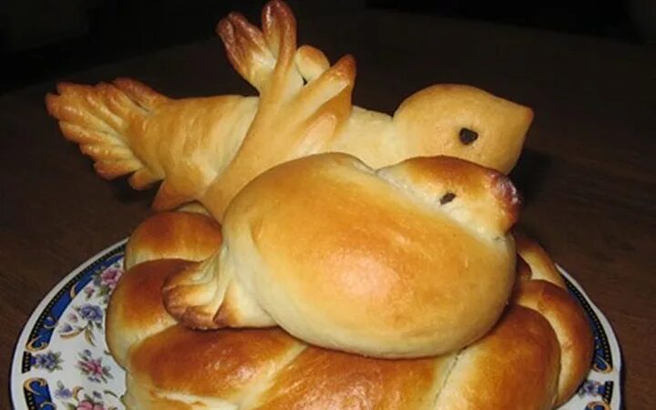 40 мучеников жаворонки из теста. Булочки жаворонки. Как испечь птичек из теста на сороки. Выпечка жаворонки на день весеннего равноденствия. Птички из постного теста.