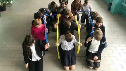 На коленях перед ребенком