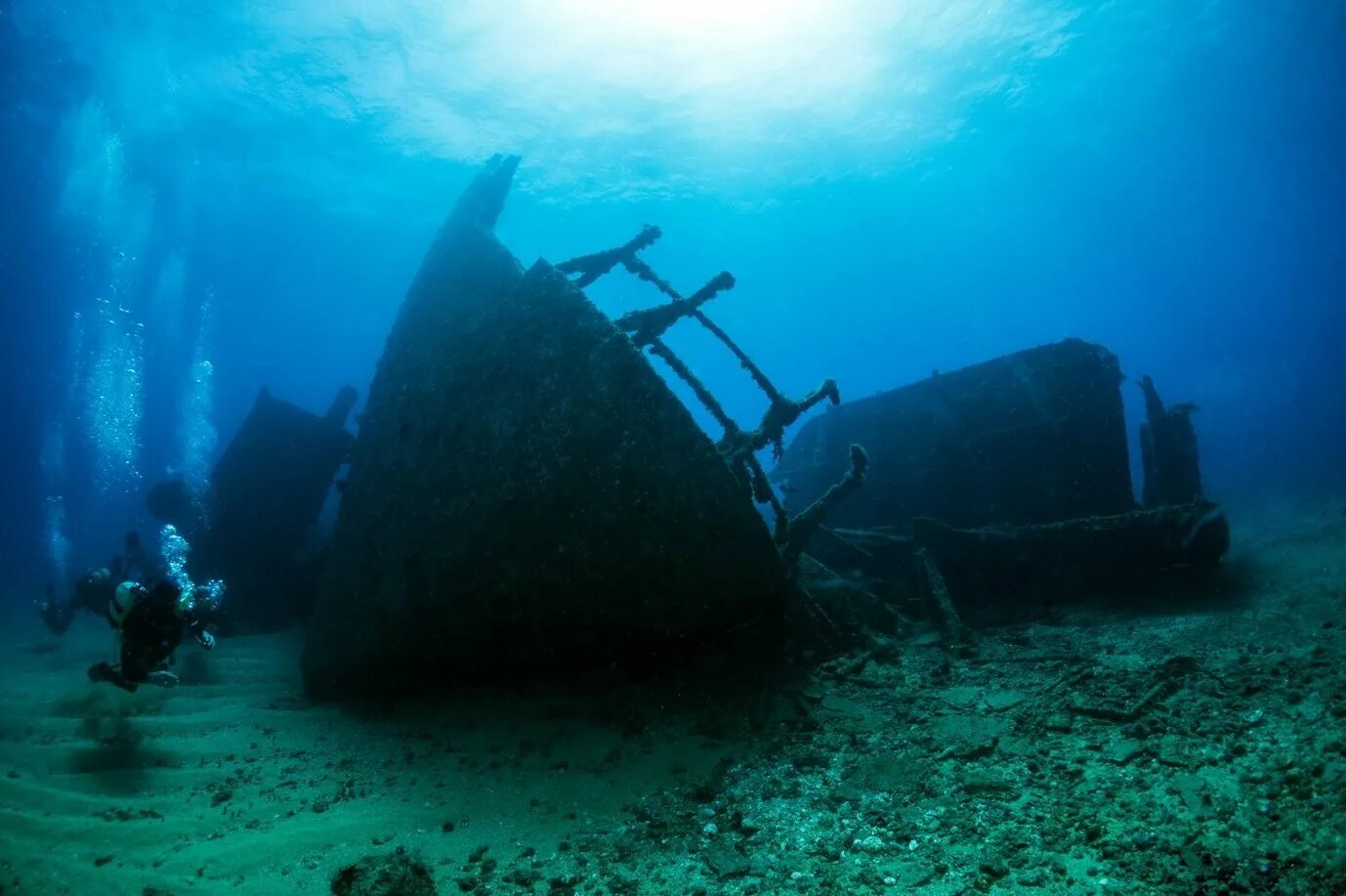 Затонувший корабль Салем экспресс. Дайвинг Мальдивы затонувший корабль. Бермудский треугольник затонувшие корабли.
