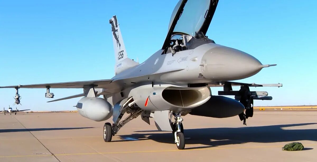 F 16 истребитель фото Индонезия оснастит истребители F-16 ракетами Maverick ВПК.name