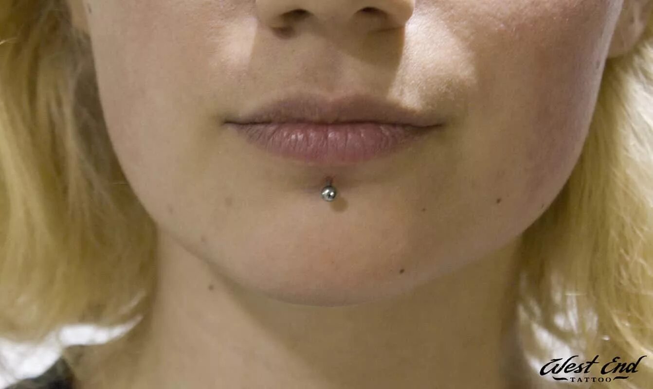 Губа после прокола. Пирсинг губы вертикальный лабрет. Прокол губы вертикальный лабрет. Лабрет пирсинг ламберт. Пирсинг губы вертикальный лабрет.
