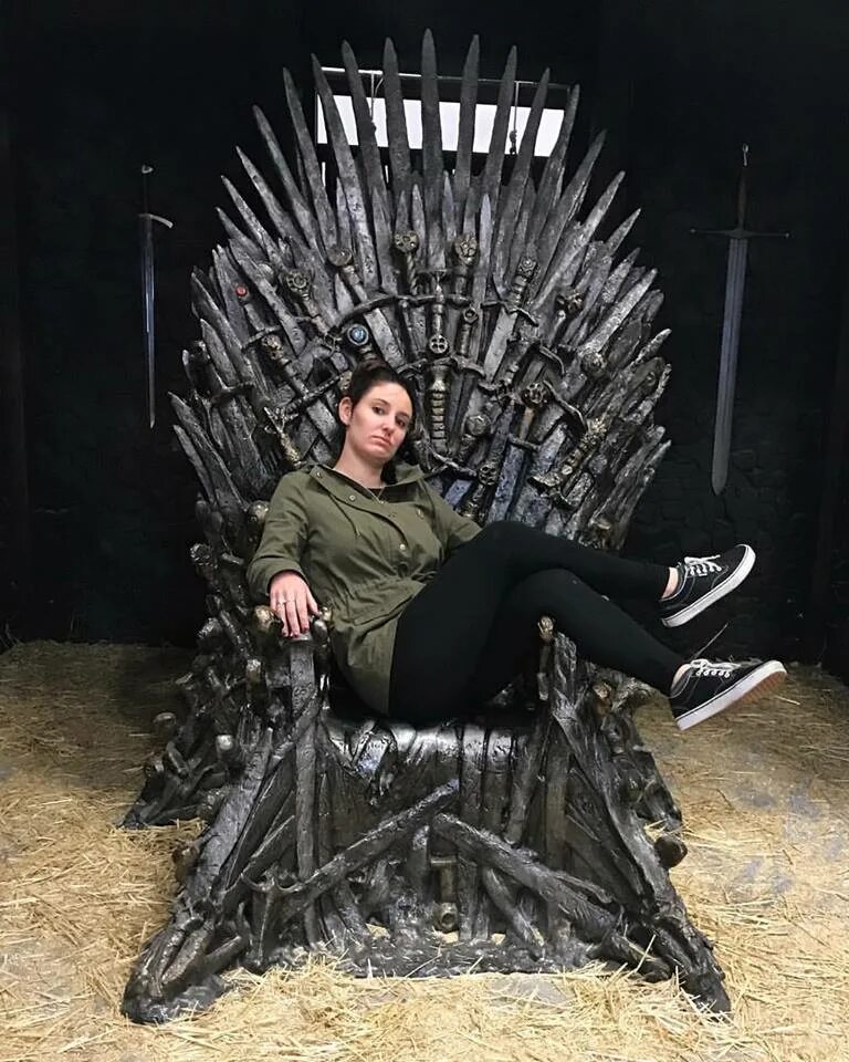 Троны разложения дата выхода. Iron Throne. Трон Англии королевы камень под троном.