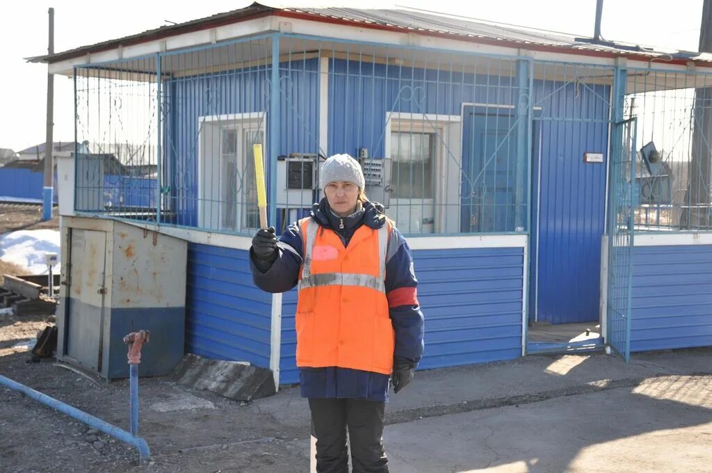 Дежурный по переезду. Дежурный по железнодорожному переезду. Дежурный на ЖД переезде. Форма дежурного по переезду. Работники жд переезда