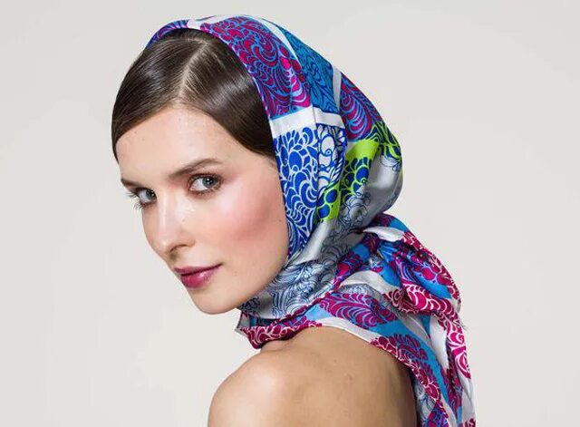 Платок на голову. Девушка в платке. Красивый головной платок. Шелковый платок на голову. Красивые косынки на голову