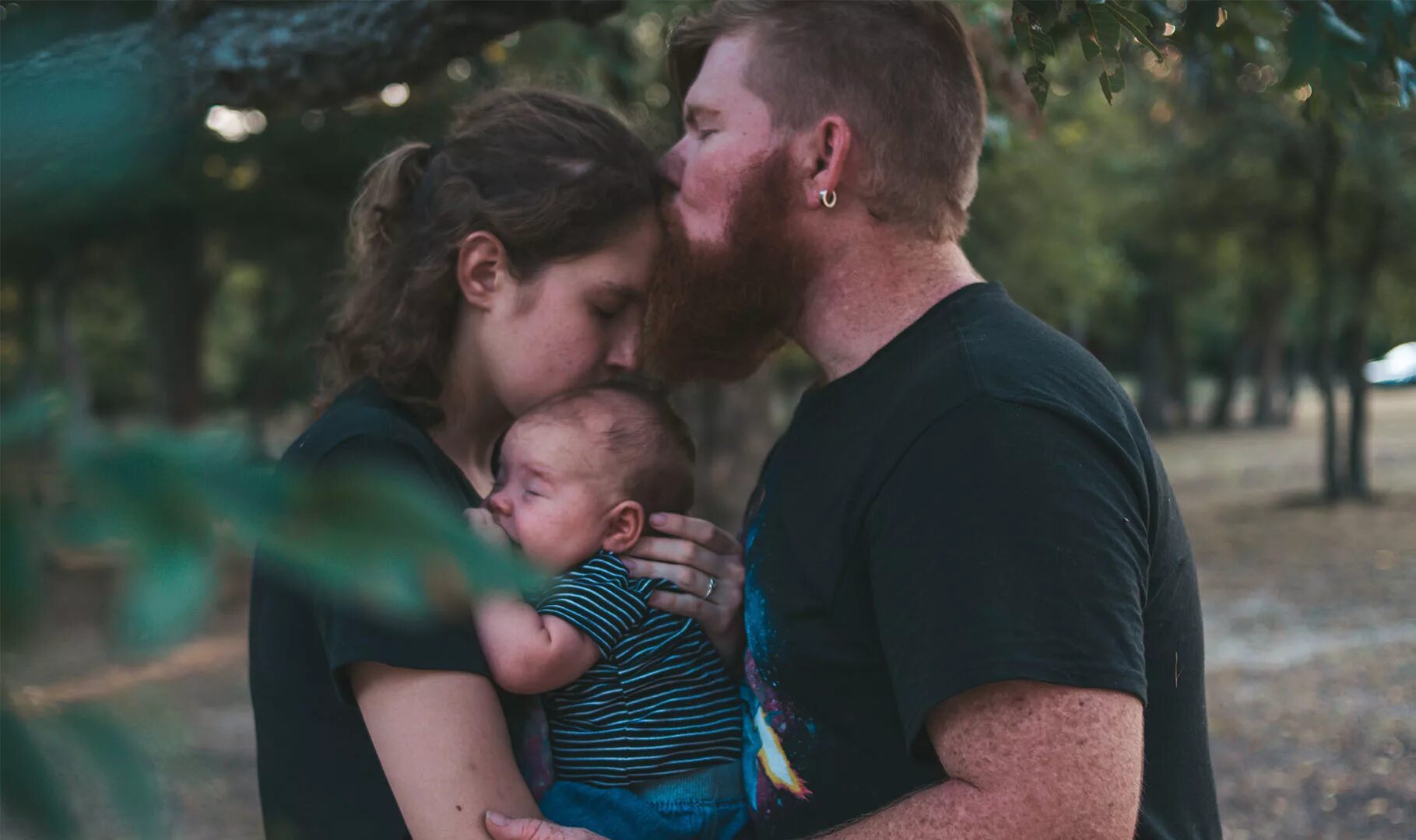 Эко дети семья. Мужчина заботится о семье. Breastfeeding to my father. How daddy