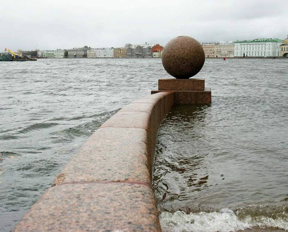 На реке неве на воде. Наводнение на Неве в Санкт-Петербурге. Нагонные наводнения в Санкт-Петербурге. Река Нева наводнение. Стрелка Васильевского острова наводнение.