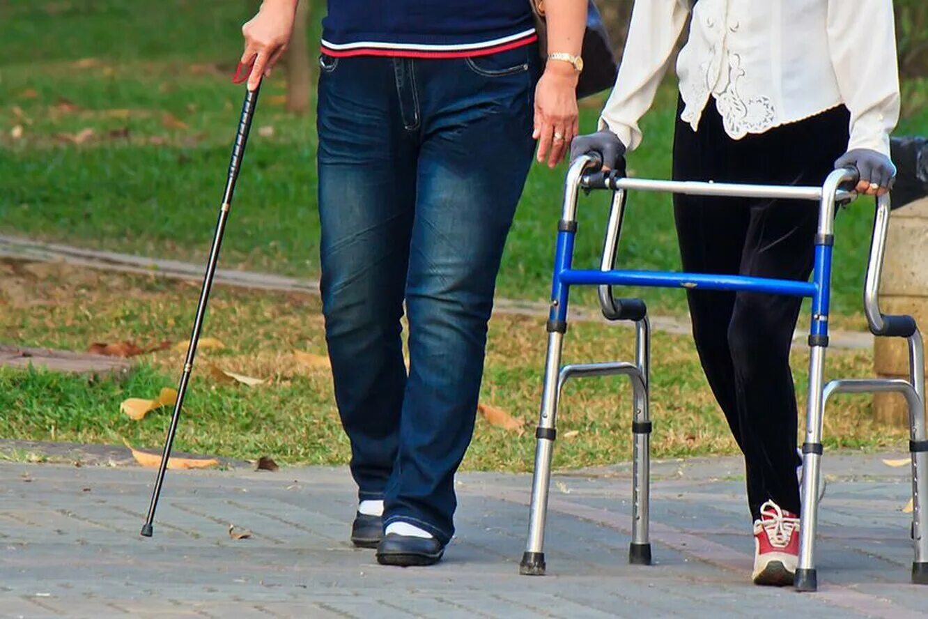 Инвалид 3й группы. Ортопедические брюки для инвалидов колясочников. Ортопедические брюки для инвалидов. Люди с ограниченными возможностями. Инвалид второй группы.
