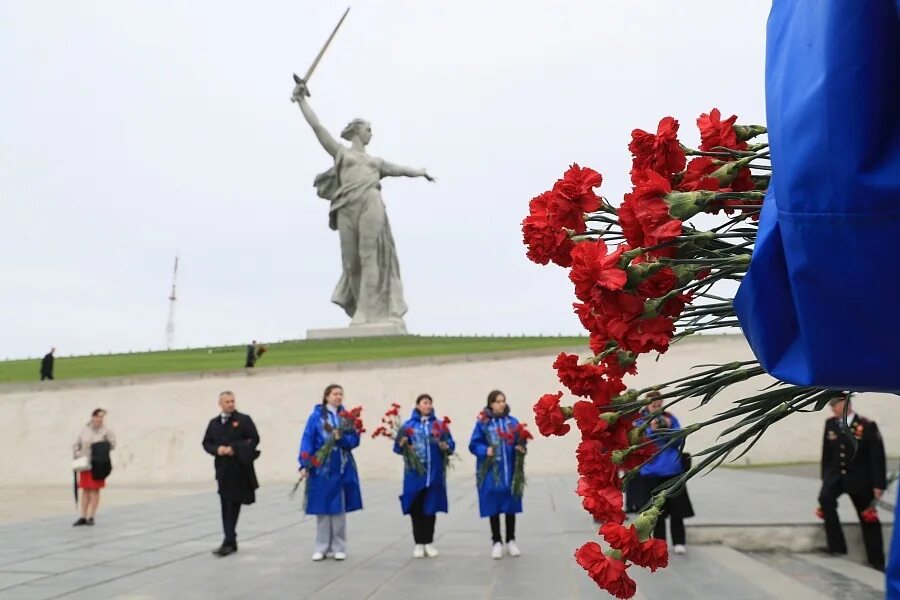 Https ktzn volgograd ru. Вечный огонь Волгоград Мамаев Курган. С днём Победы 9 мая Мамаев Курган. Памятник Мамаев Курган в Волгограде. Мамаев Курган аллея героев.