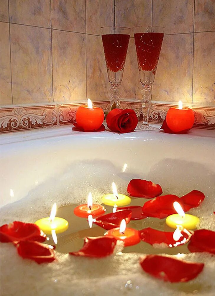 Сюрпризы для ванны. Романтический ужин для любимого. Ванна с лепестками. Ванная с лепестками роз и свечами. Ванная с лепестками роз.