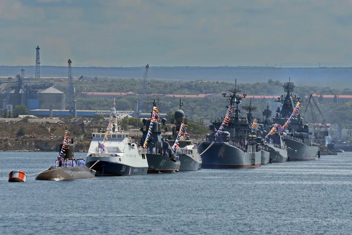 Главная военно морская база черноморского флота. Парад кораблей Севастополь ВМФ. Севастополь военно морская база Черноморского флота. Черноморский флот ВМФ Севастополь. Севастополь корабли Черноморского флота.