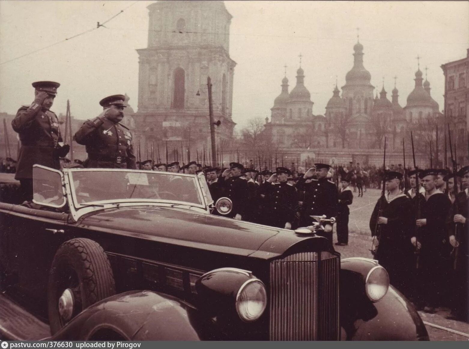 Первый парад победы. ГАЗ М 1 на параде Победы 1945. Парад Победы в Киеве 1945. Парад Победы в Киеве 1945г. Киев 9 мая 1945.