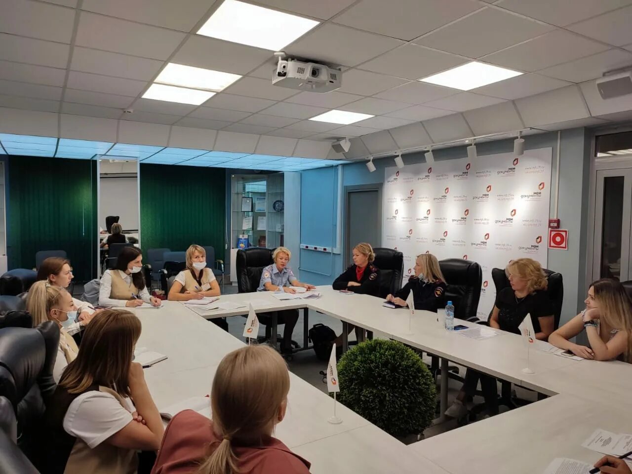 Мфц архангельск гайдара 12. Мфц архангельск. мфц архангельск воскресенская. мфц архангельск фото. мфц сбс.