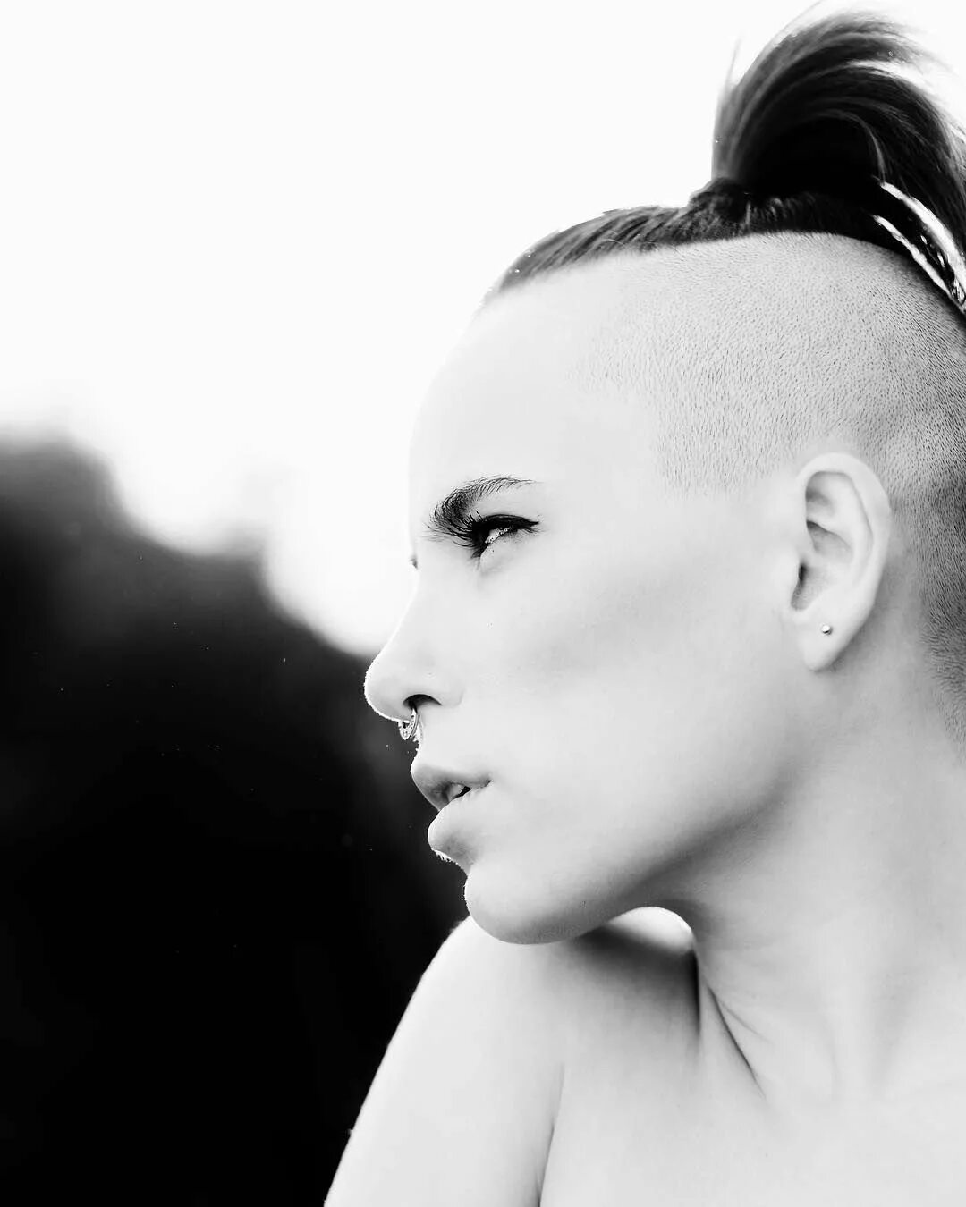 Стрижка buzz cut 2020. Причёска площадка мужская. Прическа с лысыми боками. Прическа с лысыми боками. Прическа с лысыми боками.