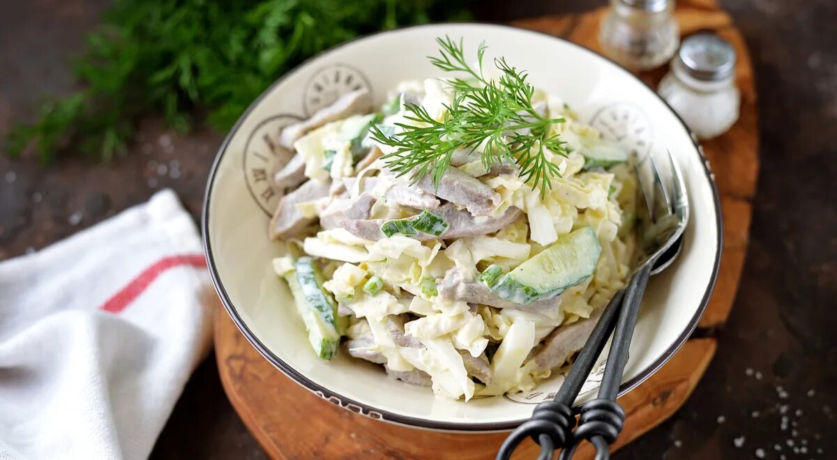 Салат с шампиньонами жареными и огурцом. Салат из пекинской капусты с курицей и огурцом. Салат картофельный с огурцами. Салат с курицей и солеными огурцами. Салат шампиньоны свежий огурец.