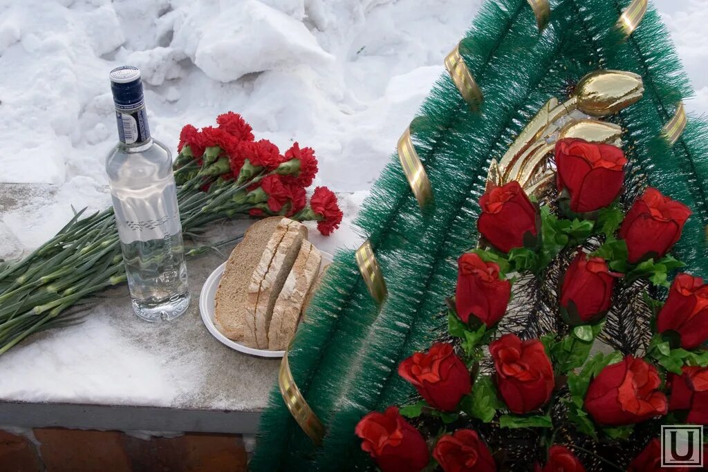 Поминки родственника. Поминальный стакан с водкой. поминальная стопка. водка с хлебом на поминки. стопка водки и хлеб на поминках.
