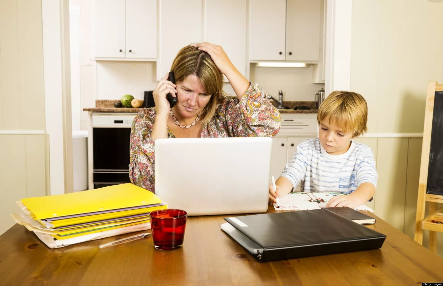 Mommy help. Мама в декрете. Мама работает. Многозадачность мамы. Мама в режиме многозадачности.