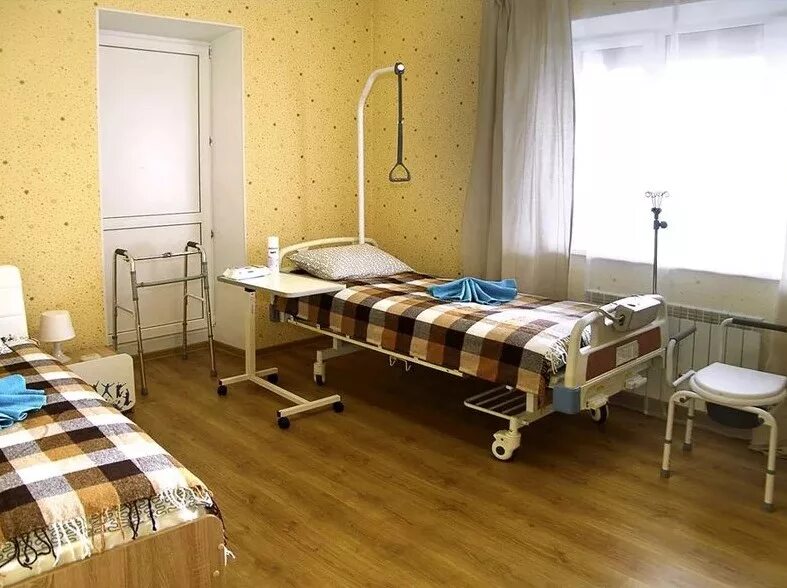 Пансионат в московской области для больных. Пансионат для лежачих больных. Пансионат для пожилых лежачих больных. Пансион для лежачих больных. Комната пансионата для лежачих больных.
