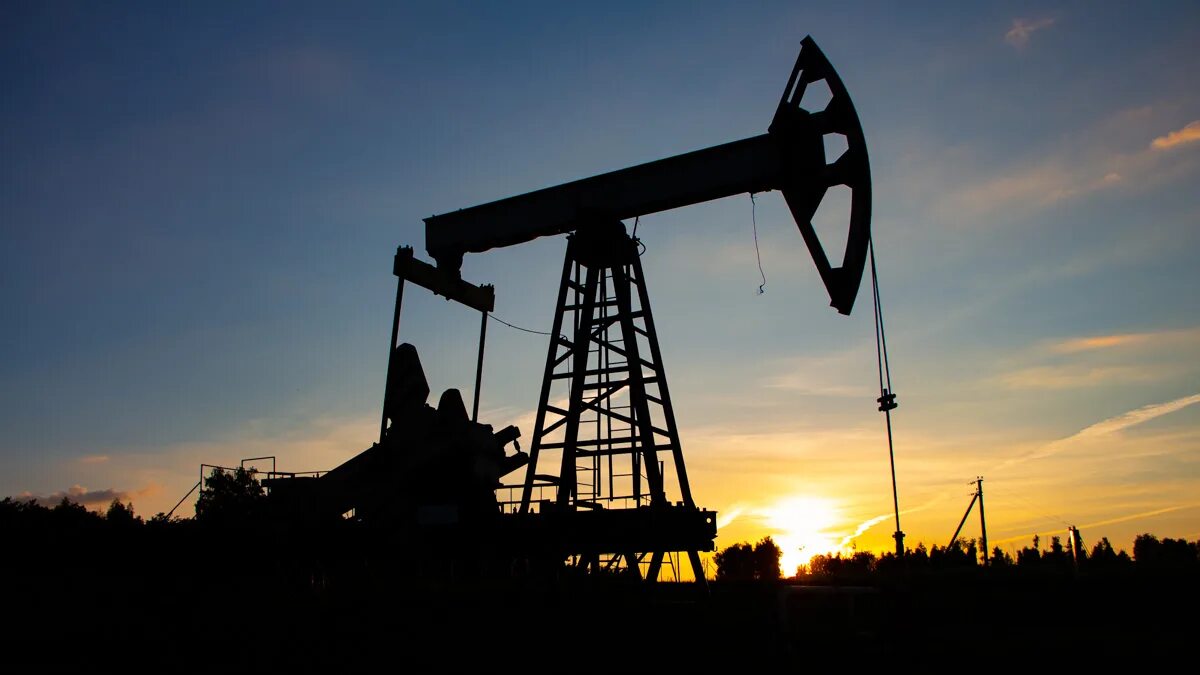 Добыча углеводородного сырья. Добыча нефти и газа. нефтедобыча. добыча нефти в саратове. нефтяная вышка саратов.
