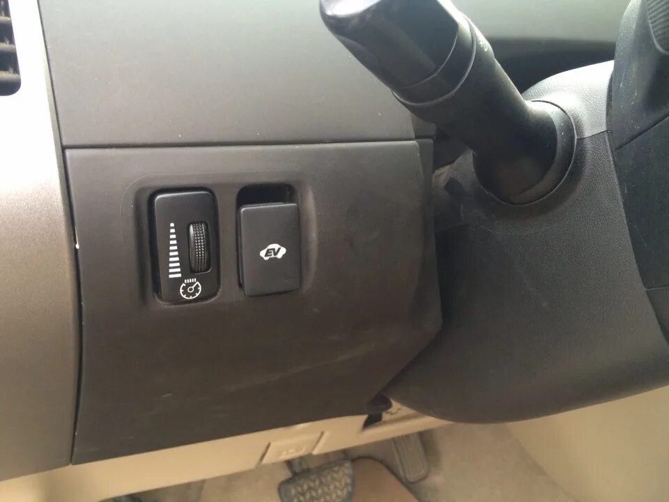 Toyota prius 2001 кнопки. Кнопочный селектор prius zvw30. Кнопки на руле toyota prius 2016. Кнопка sos toyota prius 51. Кнопки на приусе.