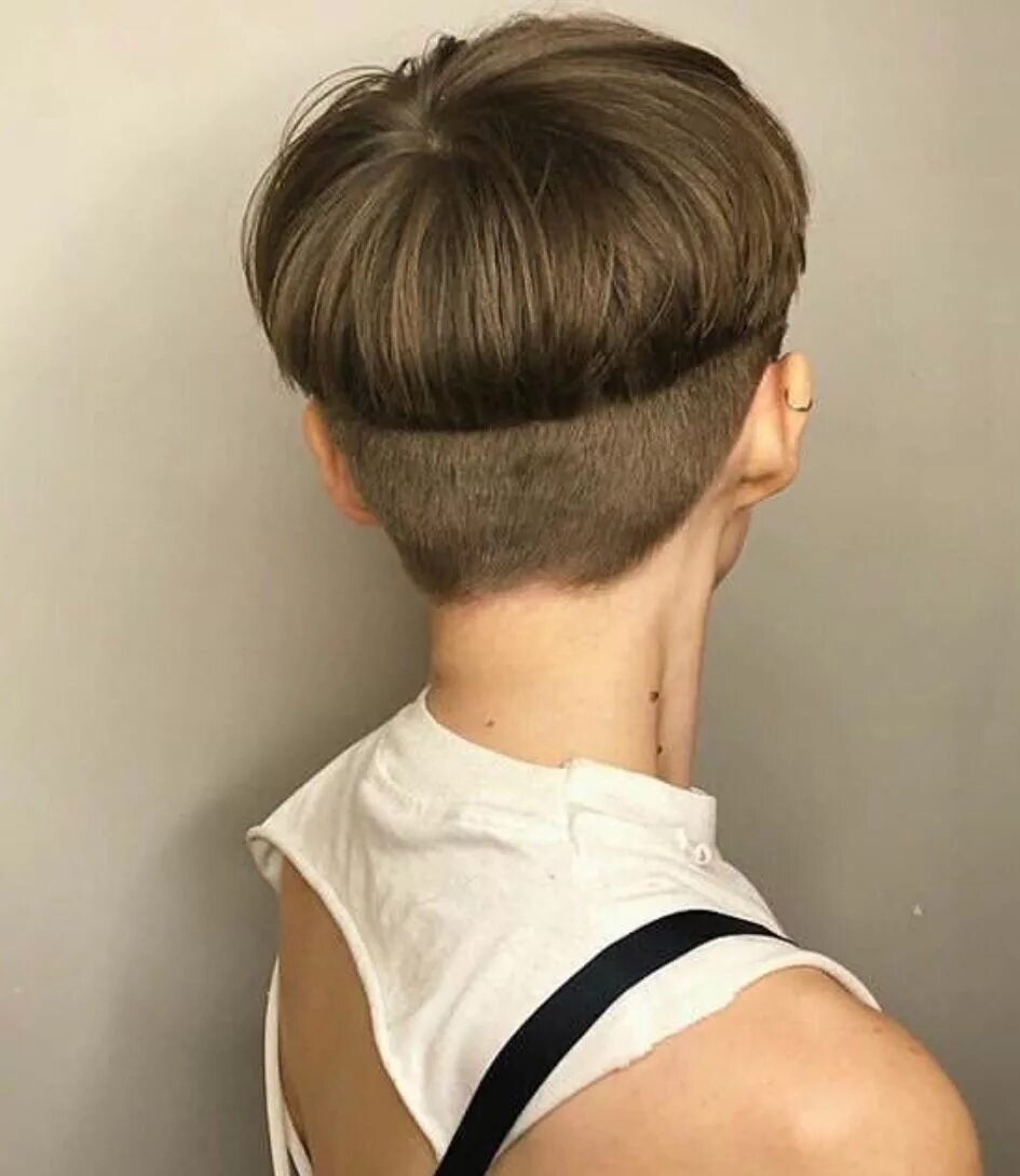 Боб андеркат. Стрижка Томбой андеркат. Undercut (андеркат) затылок. Томбой андеркат горшок.