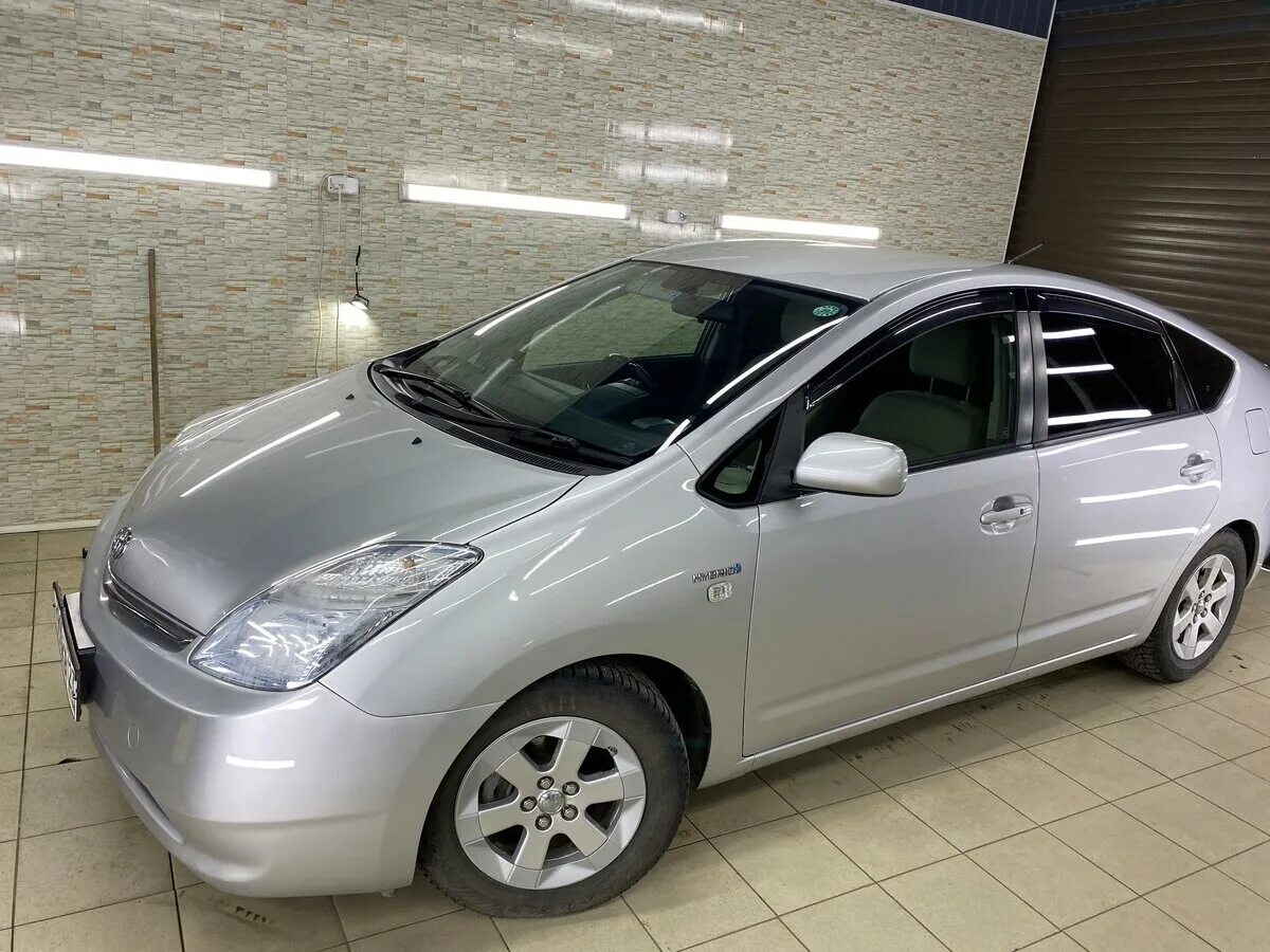 Тойота Приус хэтчбек серебристый. Toyota Prius, 2007 зимние фото.