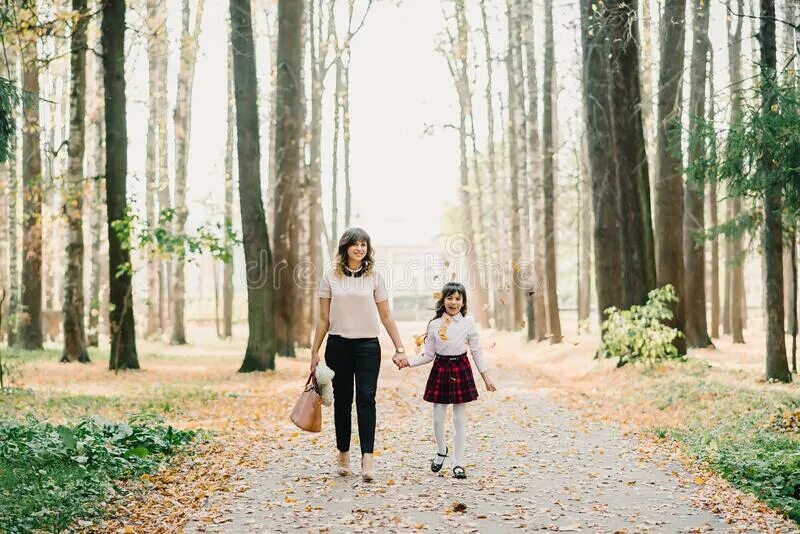 Прогулка с дочкой в парке. Мама с дочкой гуляют в парке. Прогулка мамы с дочкой в парке. Фотосессия мама с дочкой в парке.