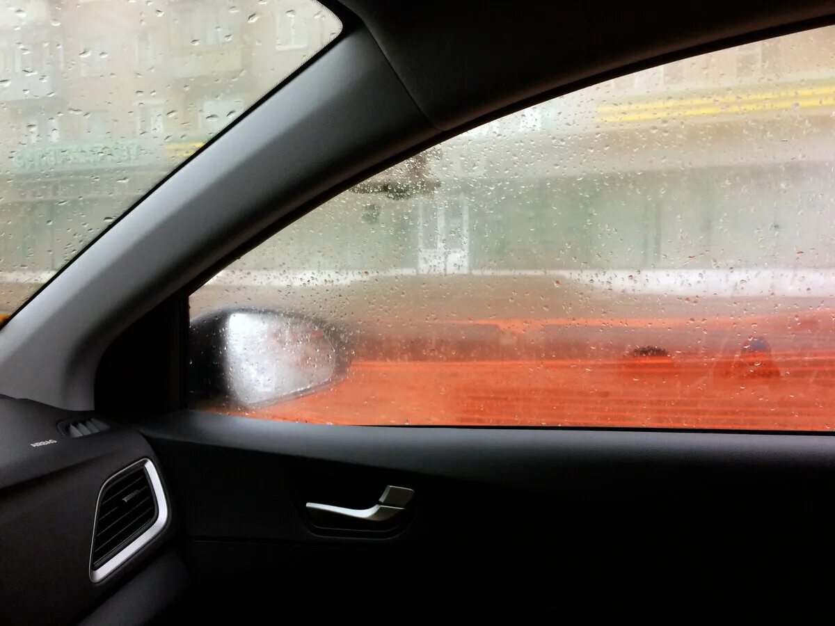 Дождь после замены лобового. Потеет лобовое Хендай Солярис. Запотевание стекол в автомобиле. Запотевшее окно в машине. Потеет стекло в автомобиле.