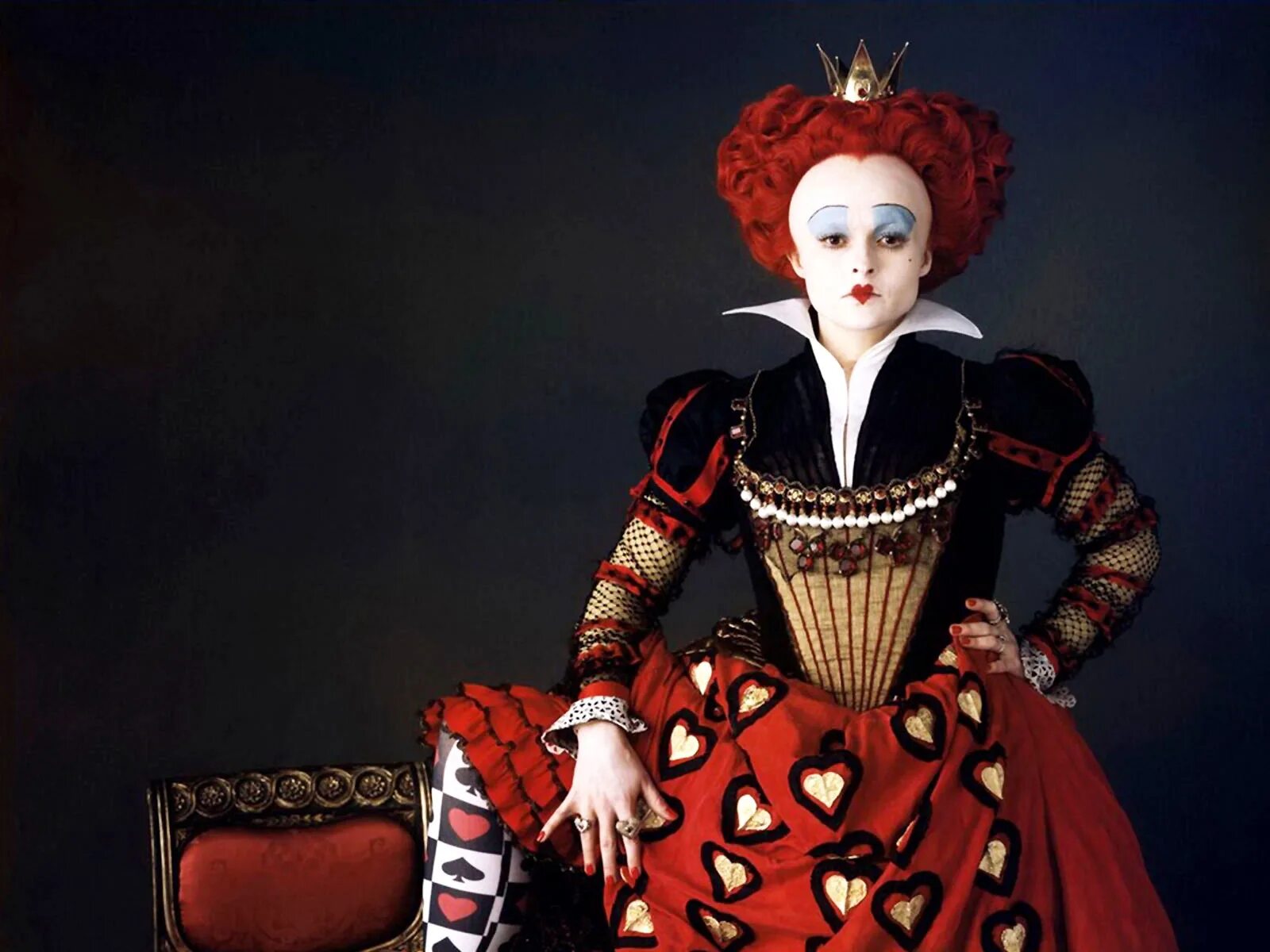Парик красной королевы из алисы в стране чудес. Как сделать красную алису. Хелена бонем картер красная королева. Парик королевы червей. Червонная королева из алисы.