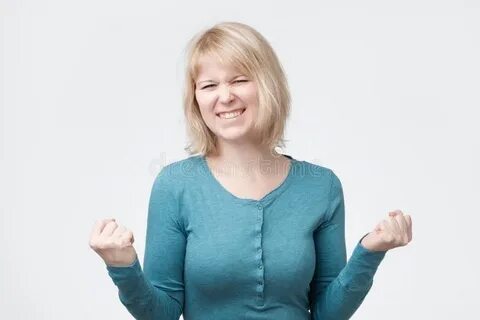 Женщина сжала