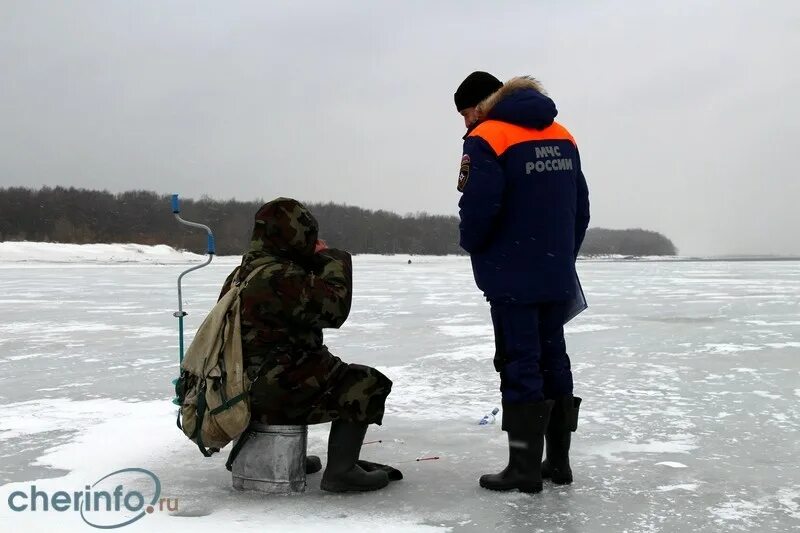 Выход на лед на рыбинском водохранилище