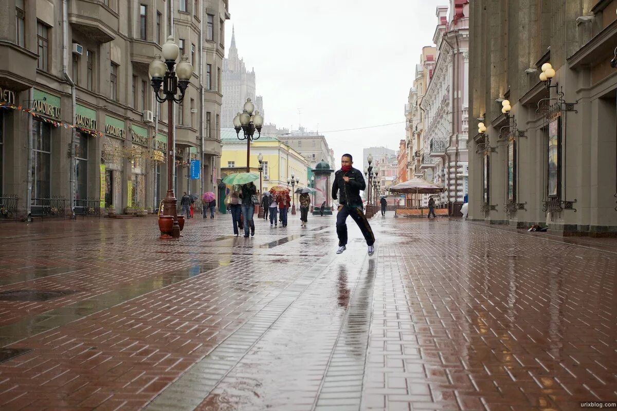 Старый Арбат. Улица Арбат в Москве. Прогулка старый Арбат Москва. Старый Арбат сквер. Смешные улицы москвы