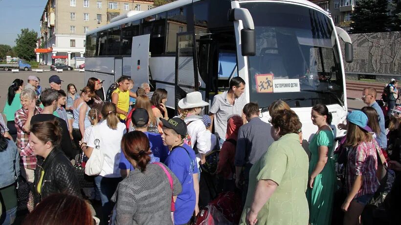 Автобус дол. Автобус в лагерь. Автобус в детский лагерь. Мострансавто в лагерь. Лагерный автобус.