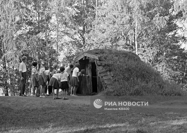 Шушенское музей дом ленина. Озеро перово шалаш. Ленина" в разливе (сестрорецк). Музей шалаш ленина. Шалаш ленина в разливе.