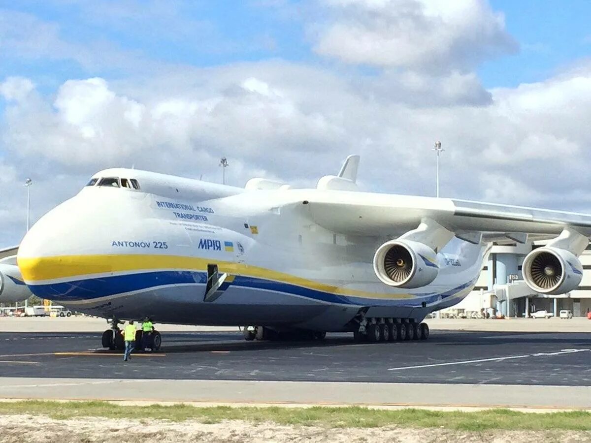 Самый большой самолет в мире. АН-124 Мрия. АН-225 Мрия салон. АН 225 Руслан. Грузовой самолёт Мрия.
