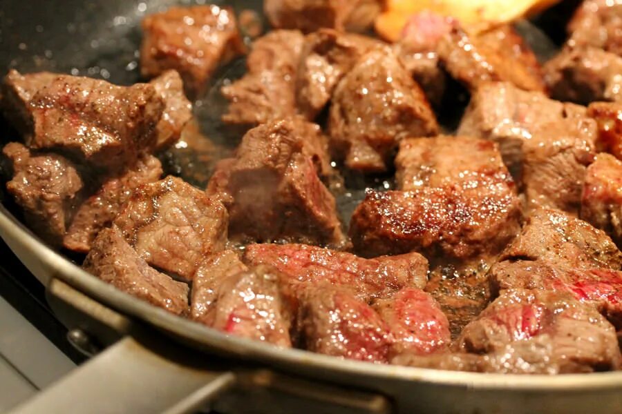 Рецепты мяса на сковороде говядина. Жареное мясо. Мясо на сковороде. Говядина на сковороде. Телятина жареная.